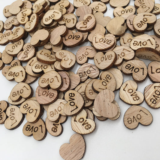100 kleine Holzherzen mit der Aufschrift "Love"