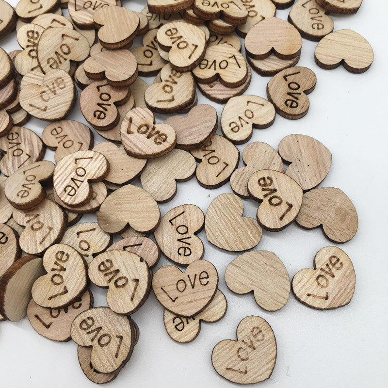 100 kleine Holzherzen mit der Aufschrift "Love"