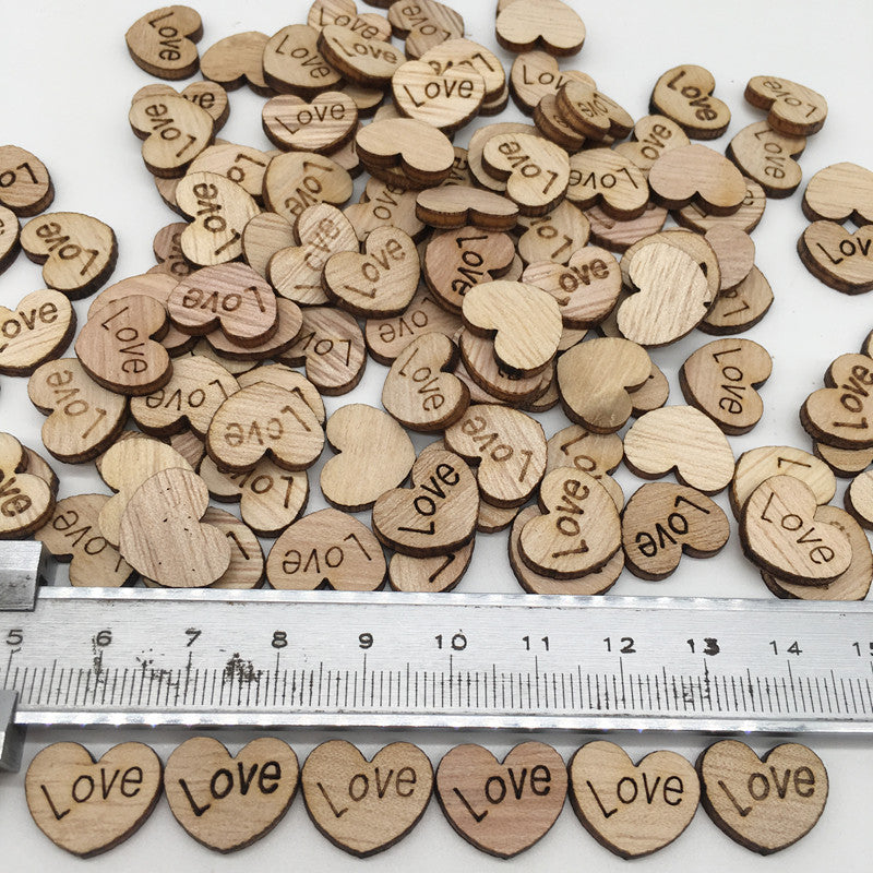 100 kleine Holzherzen mit der Aufschrift "Love"