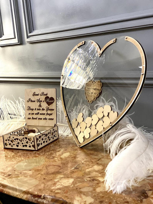 Edles Hochzeitsgästebuch in Herzform mit kleinen Holzherzen